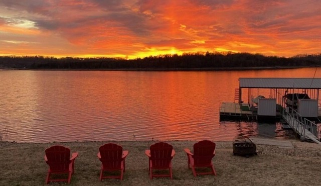 Waterfront, Easy Slope Lake Access, Dog Friendly, HOT TUB, lots of activities