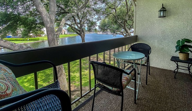 WATERFRONT - Emerald Lake House on Lake Conroe - Weekly and Monthly Discounts
