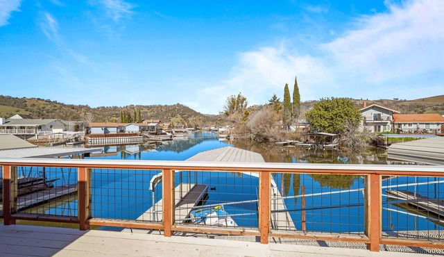 Waterfront Escape-HotTub-Arcade-FirePit-LargeDeck-PedalBoat-CoveredDock-VIEWS
