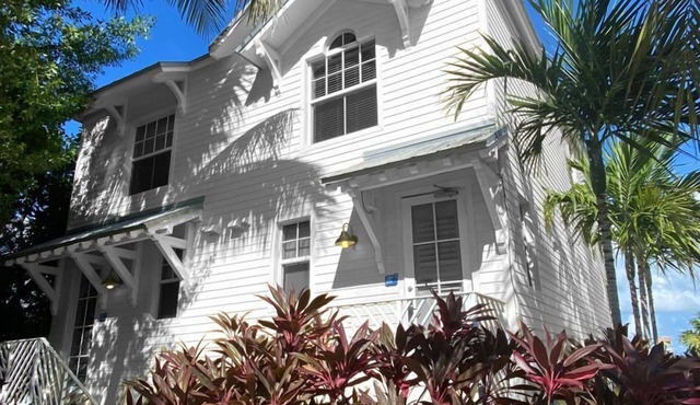 Waterfront Escape: Bayfront Accommodation w/Kitchen, Onsite Pool, Free Parking