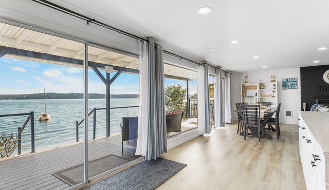 Waterfront Escape- Beach front, hot tub, fireplace, canal views