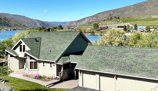 Waterfront Escape: Pet-Friendly, Hot Tub, Family Reunions, 10 Mins to Chelan Fun