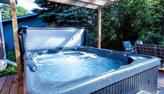 Waterfront escape with hot tub, games, water toys and firepit | 2hr from Toronto
