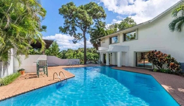 Waterfront Estate with 7 bedrooms and WiFi, Pool on New River in Fort Lauderdale