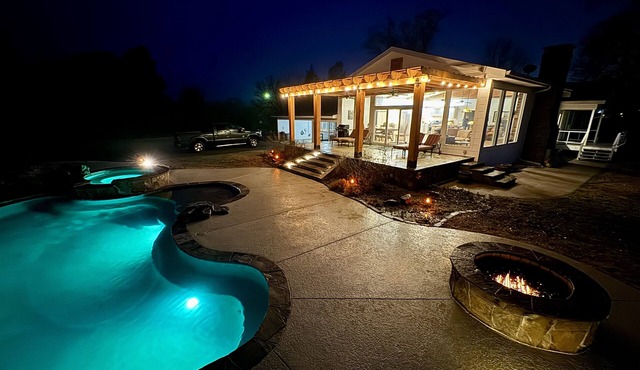 WATERFRONT exclusive 4-bedroom house, pool/hot tub on 15 acres, fenced & gated!