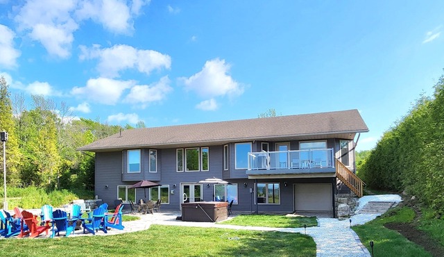 WATERFRONT executive home hot tub, firepit, kayaks, canoe,