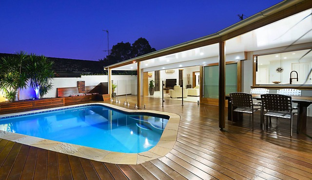 *WATERFRONT* FAMILY ENTERTAINER * IN BROADBEACH WATERS