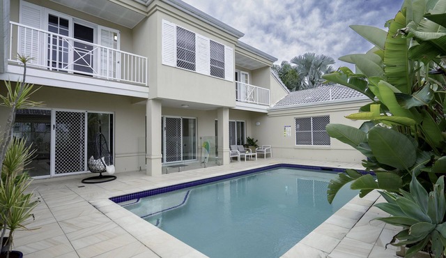 Waterfront Family Home on lake - Private swimming pool, kayaks & paddleboards