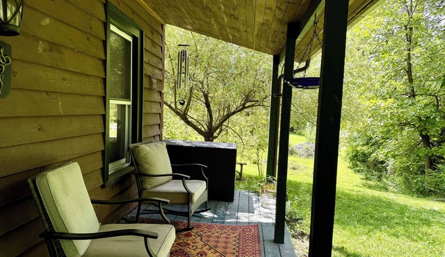Waterfront, Fabulous 3-bedroom house with creek views in charming Catskill