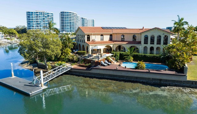 Waterfront Family Entertainer | 5 Bedroom & Pool