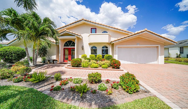 Waterfront Family/Work Retreat - 3 Minute Walk to Beach - Relaxing and Quiet!