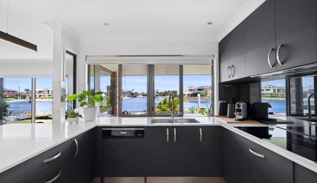 Waterfront Family Home - Runaway Bay