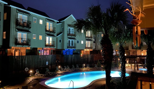 Waterfront family community. Swimming pool & hot tub