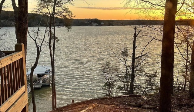 Waterfront Family Cottage on Smith Lake