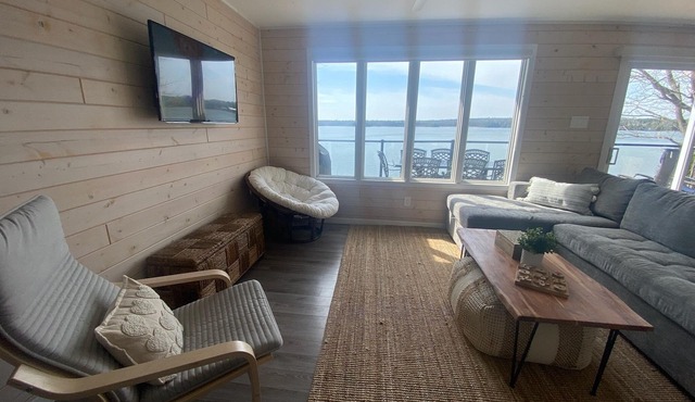 Waterfront Family Friendly Escape on Chemong Lake w/WIFI & A/C