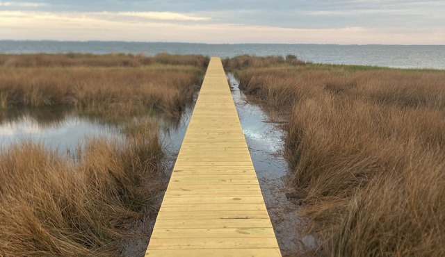 Waterfront, family-friendly, 5-bedroom house with Private Dock and Wi-Fi