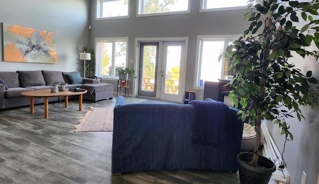 Waterfront Family Oasis – Comfort & Charm