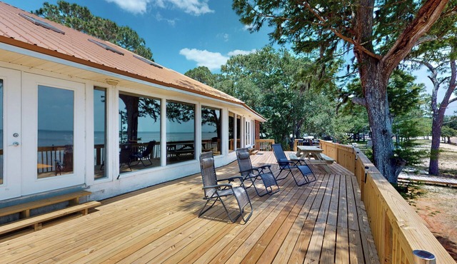 Waterfront Family Retreat on Choctawhatchee Bay!