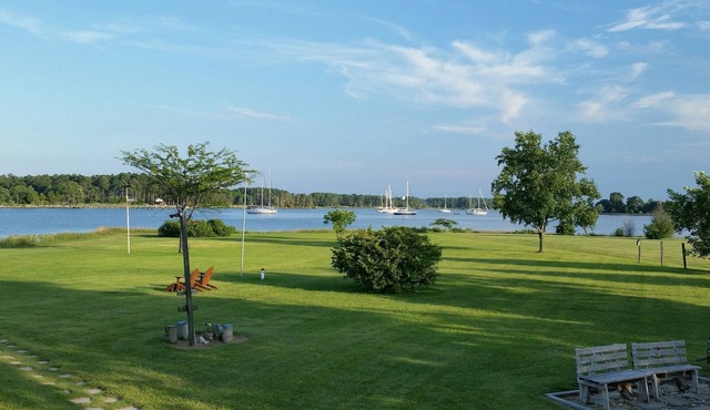 Waterfront Family Retreat with gorgeous views and a large Deepwater Dock. 5' MLW