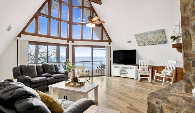 Waterfront Family Retreat with Amazing Views
