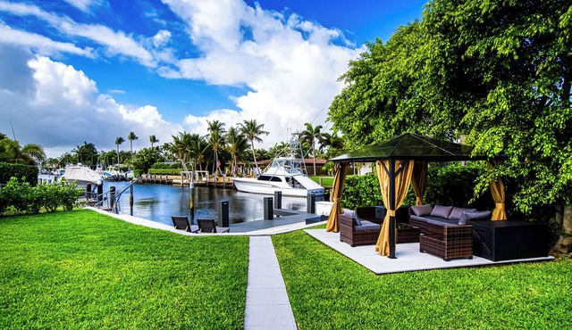 Waterfront! Fantastic 3-bedroom fully renovated villa with POOL and HOT TUB!