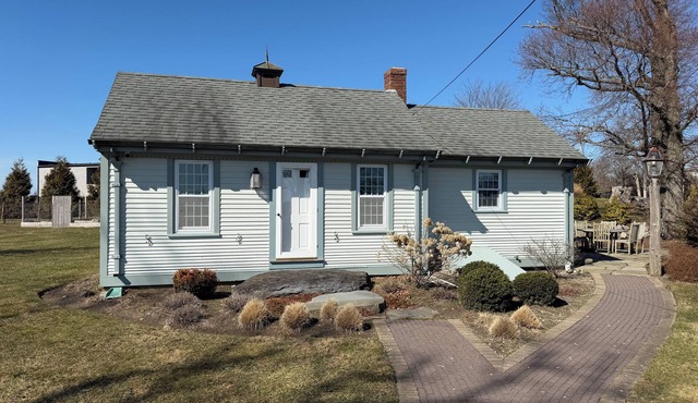 Waterfront Farm Cottage close to Newport, Boston,
