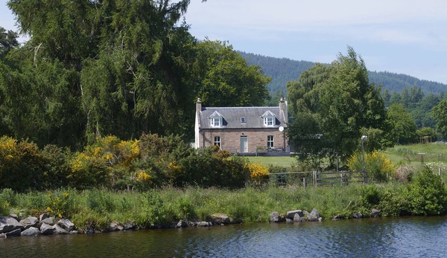 Waterfront Farmhouse with Hot Tub on the Caledonian Canal by Loch Ness - Dunaincroy Farmhouse