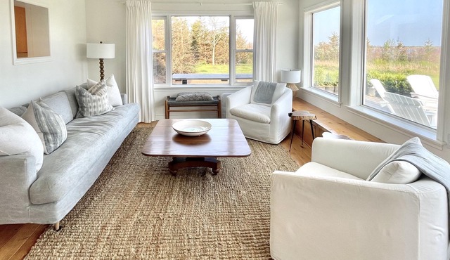 Waterfront Farmhouse - Renovated June 30 2022