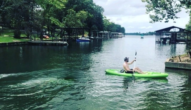 Waterfront! Firepit~3 King bedrms~playroom~kayaks~near restaurants