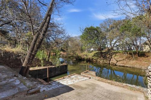 Waterfront,Fishing,Kayaks,Long or Short Stay