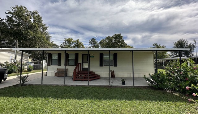 Waterfront Fishing Retreat. Near Dunns Creek, Crescent Lake, St John's River