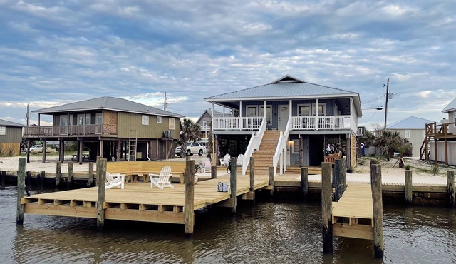 Waterfront for swimming, fishin, w/kayaks, ping pong, dock, & memorable SUNSETS!