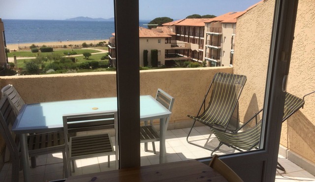 Waterfront Studio Cabin with sea-view terrace and direct beach access