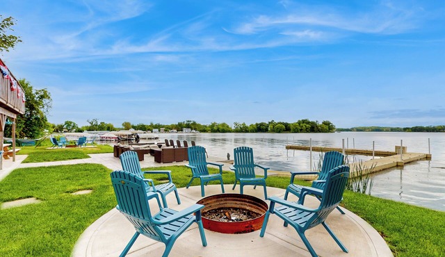 Waterfront Fun! Group Getaway on Lake Marie