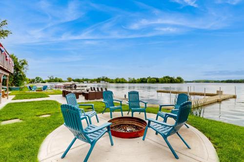 Waterfront Fun! Group Getaway on Lake Marie