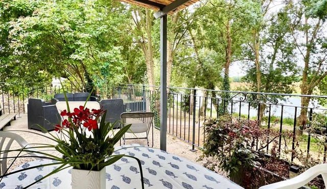 Waterfront gîte (meublé de tourisme *), just outside Angers