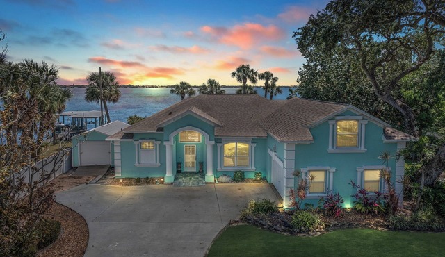 Waterfront Game Room Theater Sleeps 14 Luxurious Waterfront Retreat