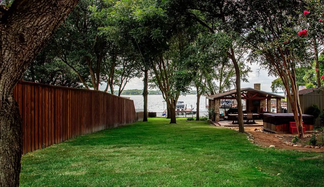 Waterfront-Game Room-Zip Line-Hot Tub & Pets!