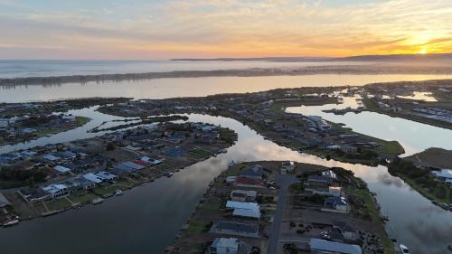 Waterfront GateAway with POOL SPA SAUNA
