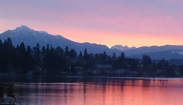 Waterfront Gated, Breathtaking Mountain & Lake View Guest House on Lake Stevens!