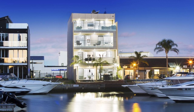 Waterfront Gem 4 Storey Luxury Waterfront Living 5 BR 3.5 BTH SLEEPS 10