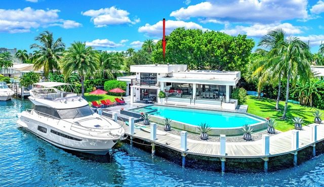 Waterfront Gem+Heated Pool+Hot Tub! 1 Mile 2 Beach