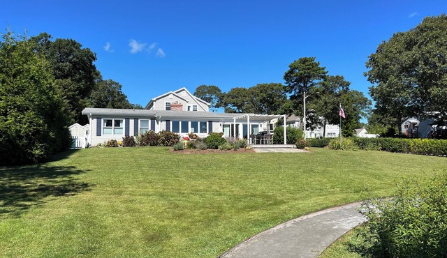 Waterfront Gem: Hot Tub, Fire Pit & Private Beach!n3 Bed, 1.5 Baths, Sleeps 6