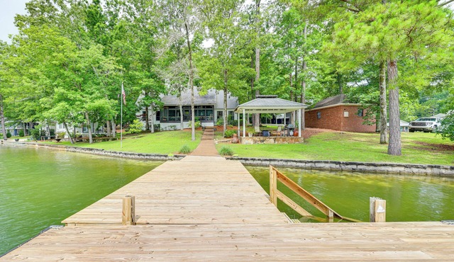 Waterfront Gem on Lake Martin w/Kayaks & Dock!