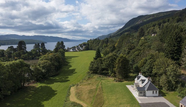 Waterfront gem with hot tub by Loch Ness -Middleton Farmhouse