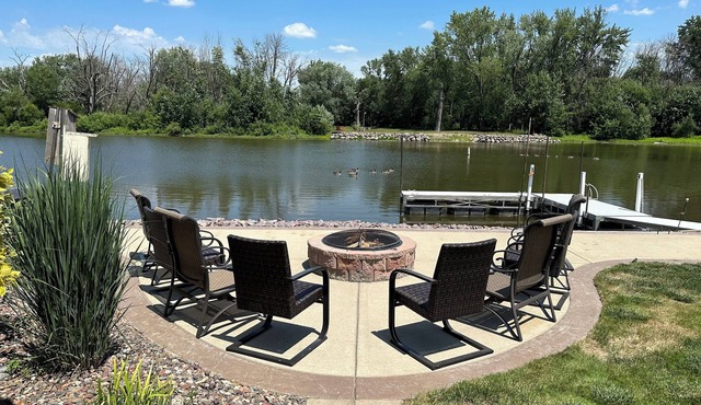 Waterfront Getaway: Kayaks, fishing, game room, fire pit, gathering room…