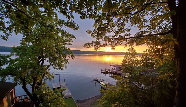 Waterfront Getaway. Amazing views,, Minimum 3 nights. Sleeps 2