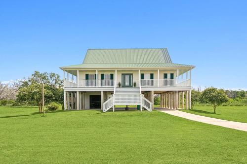 Waterfront Getaway Balcony + Bayou Views