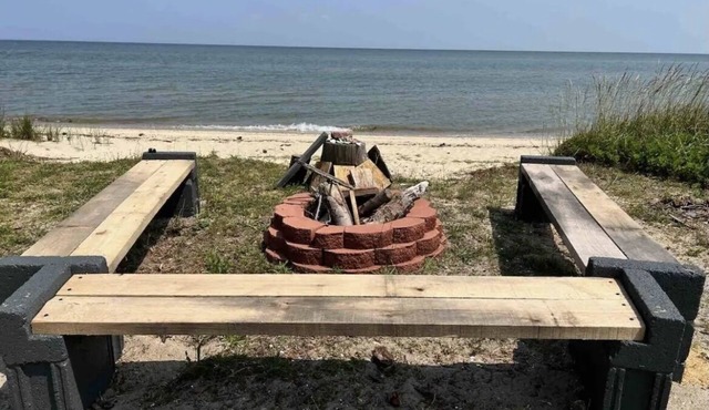 Waterfront Getaway-Beach, Canoe and Boat Dock!