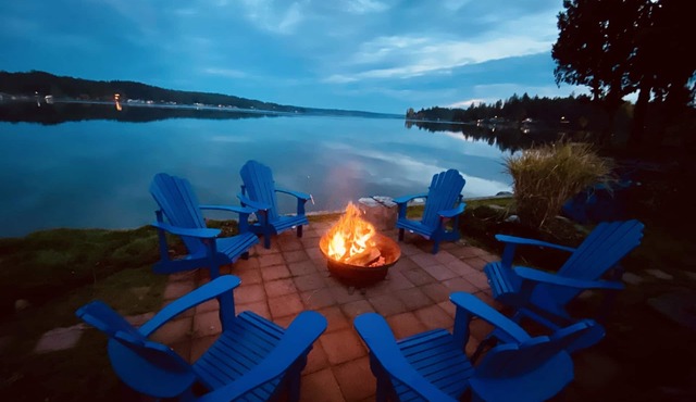 WATERFRONT GETAWAY - Hot Tub - Walk to Restaurants, Coffee Shops & More!